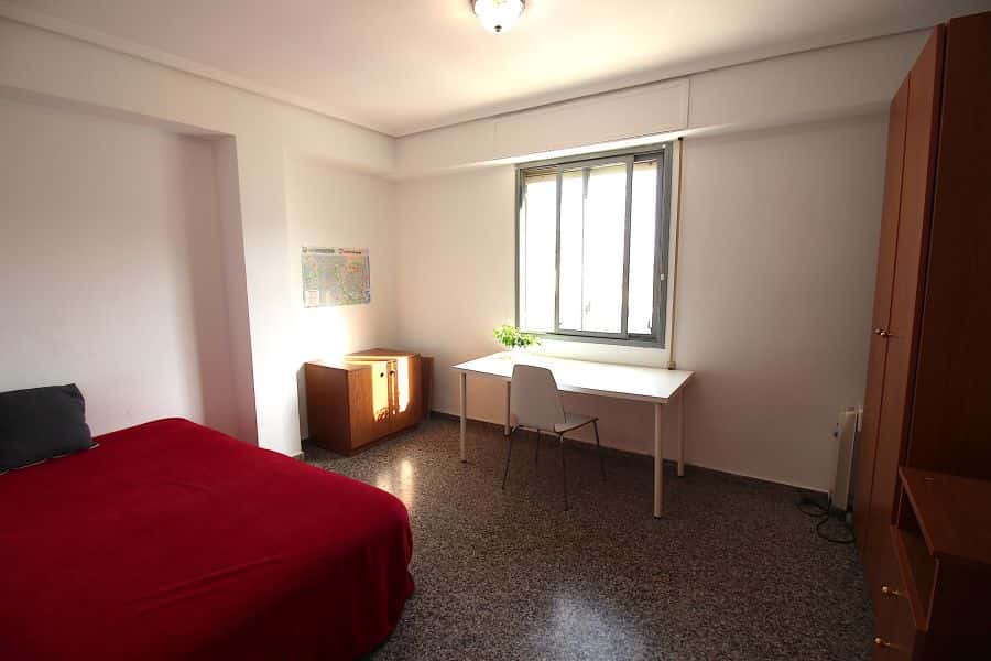 Habitación en piso de 5 habitaciones en Algirós