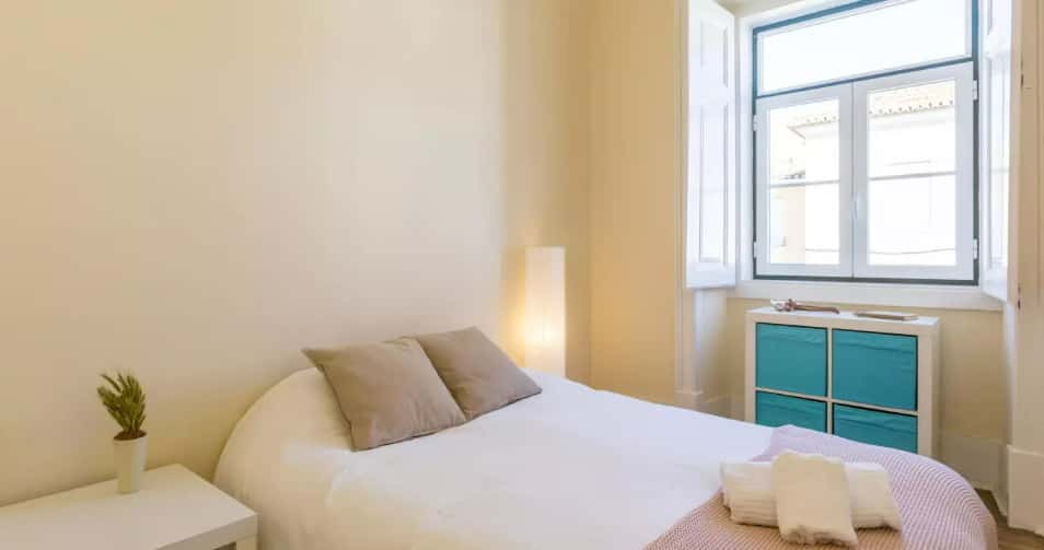 Bedroom for rent in 6-bedroom house in Parede - Room Fortune