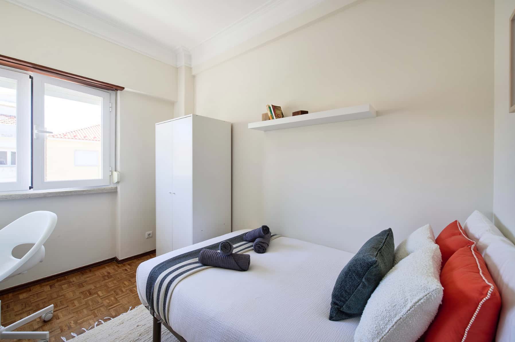 Room in R. Cel. Marques Leitão 11, 1700-125 Lisboa, Portogallo