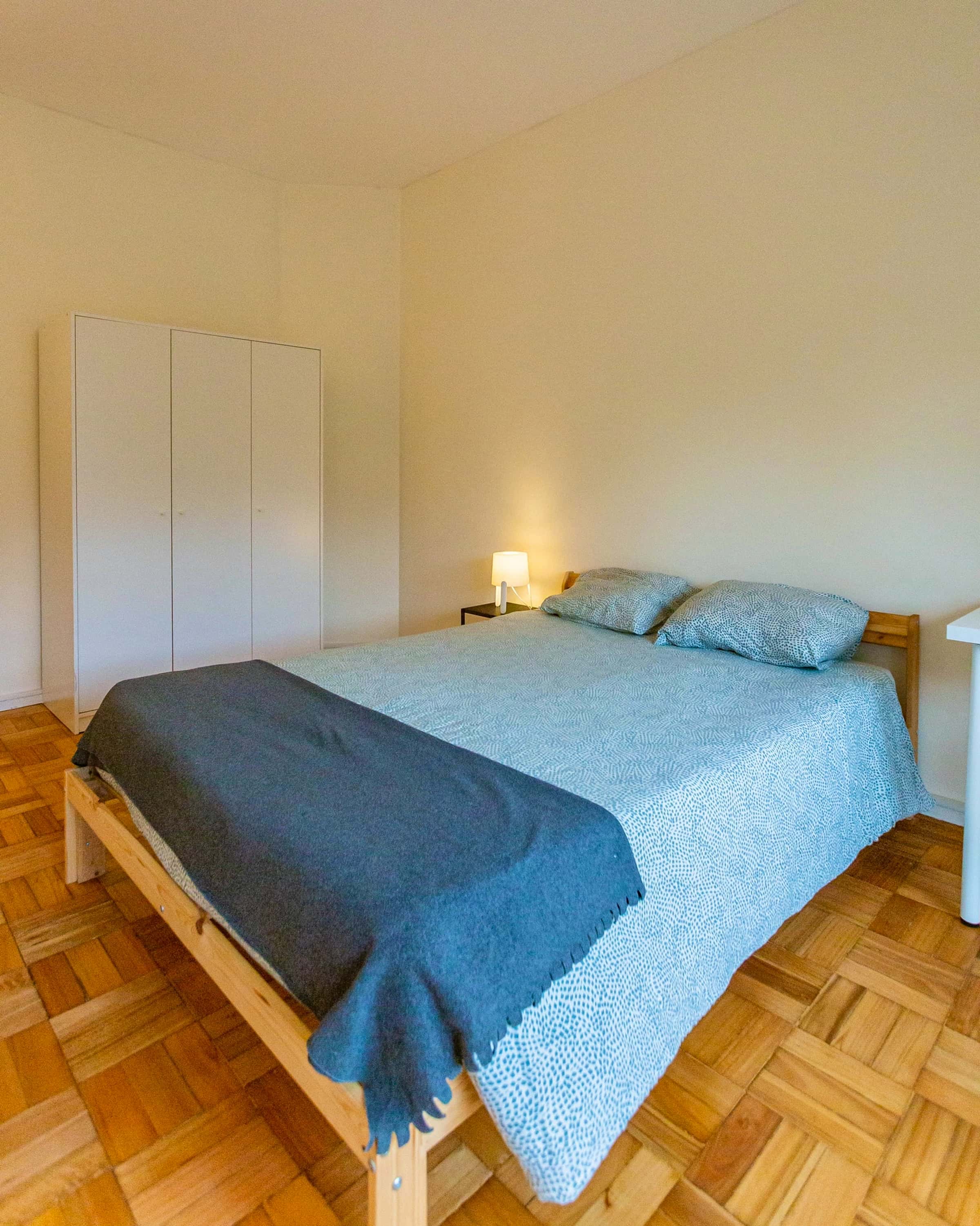 Room with balcony in a 7-bedroom apartment in Rua 5 de Outubro, Porto - Room 7