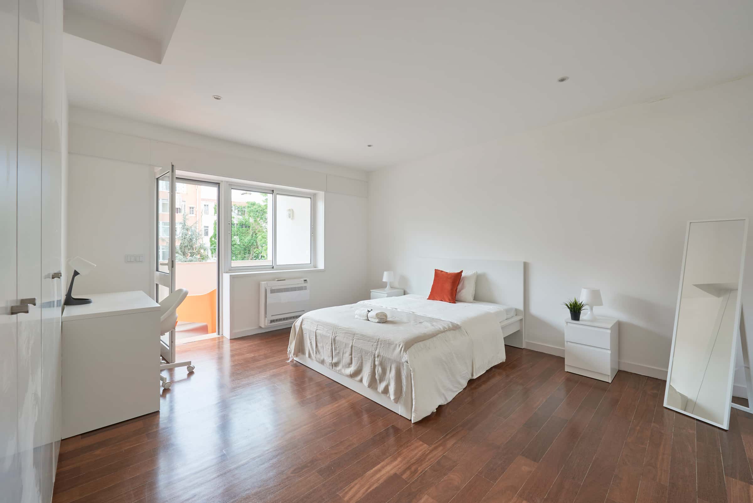 Bedroom with private balcony in a 7-Bedroom Apartment in Av. da República, Lisbon - Room 7