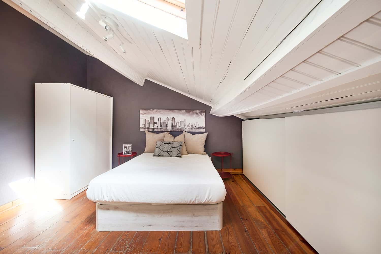 Room 5 - 207. R.António Aleixo 39 3D