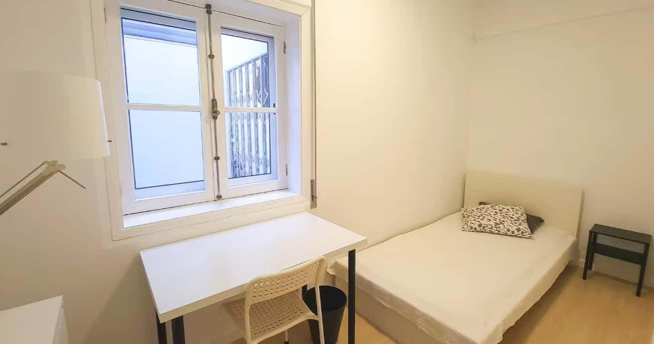 Bedroom in a student residence in Rua Dom Afonso Henriques, Porto - Room 103