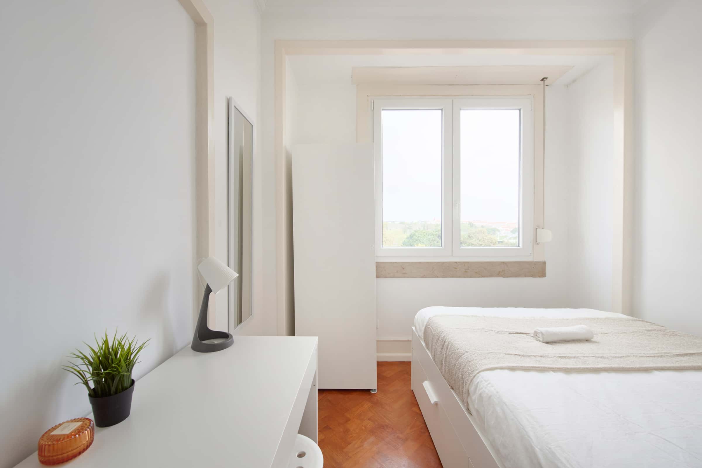 Bedroom in a 7-Bedroom Apartment in Rua Joaquim António de Aguiar, Lisbon - Room 2