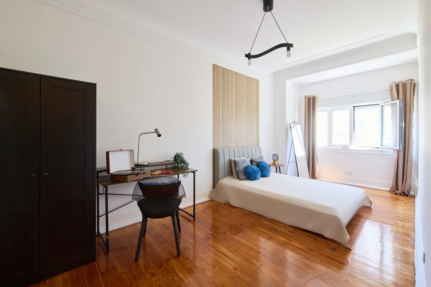 Room 3 - 89. Rua Afonso Lopes Vieira 47 2E