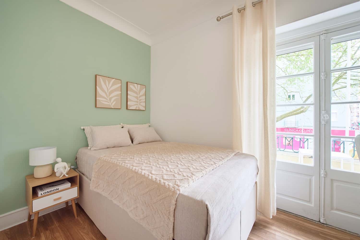 Room 2 - 87. Avenida de Roma 16 2E