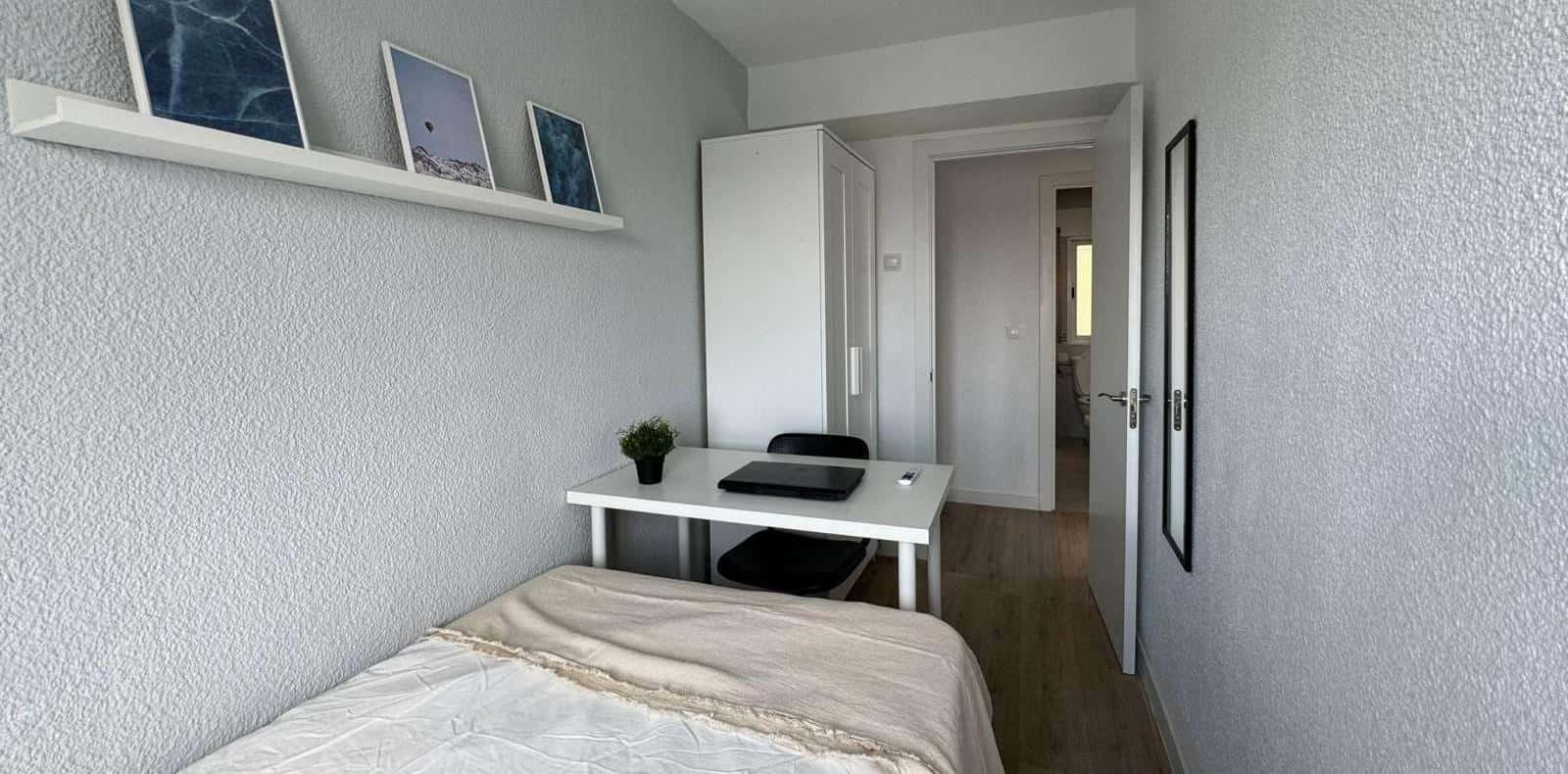 Double bed in Rooms for rent in 4-bedroom apartment in Ciudad Lineal