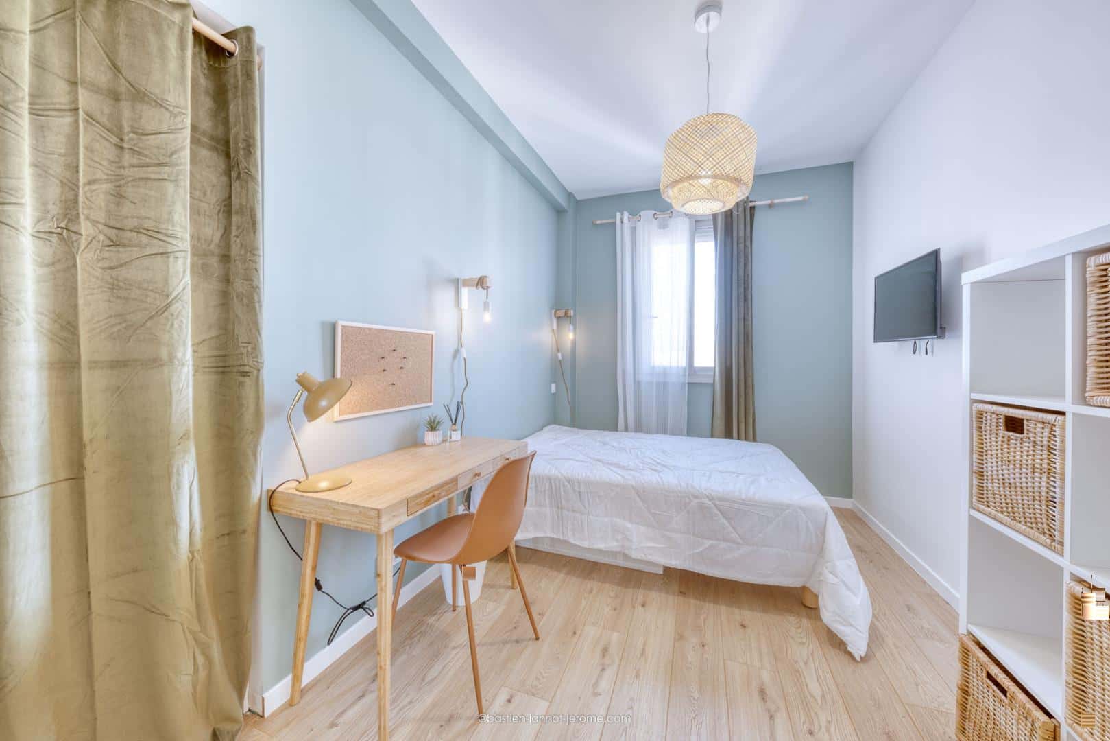 Chambre 1 - CHATEAUNEUF F