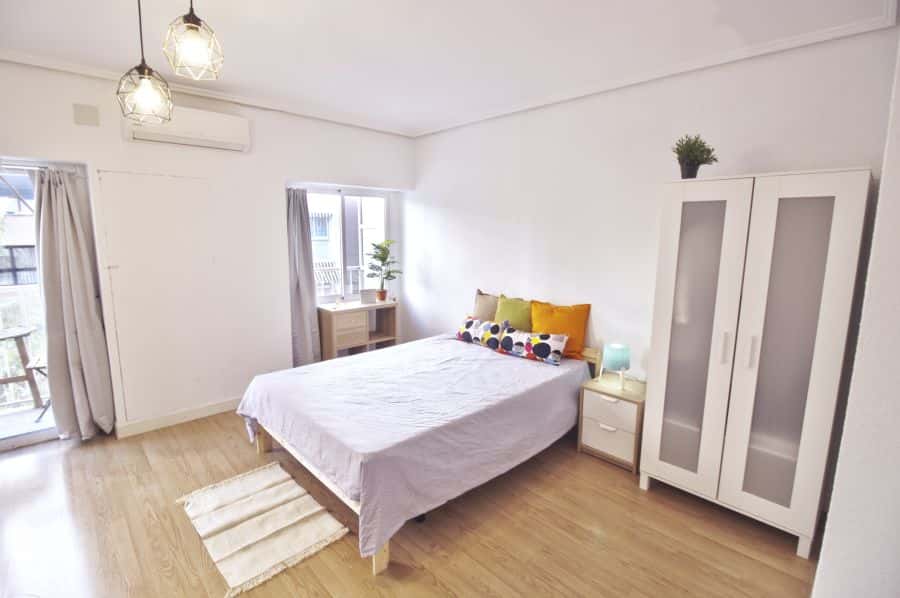 Habitación en piso de 3 habitaciones en Eixample
