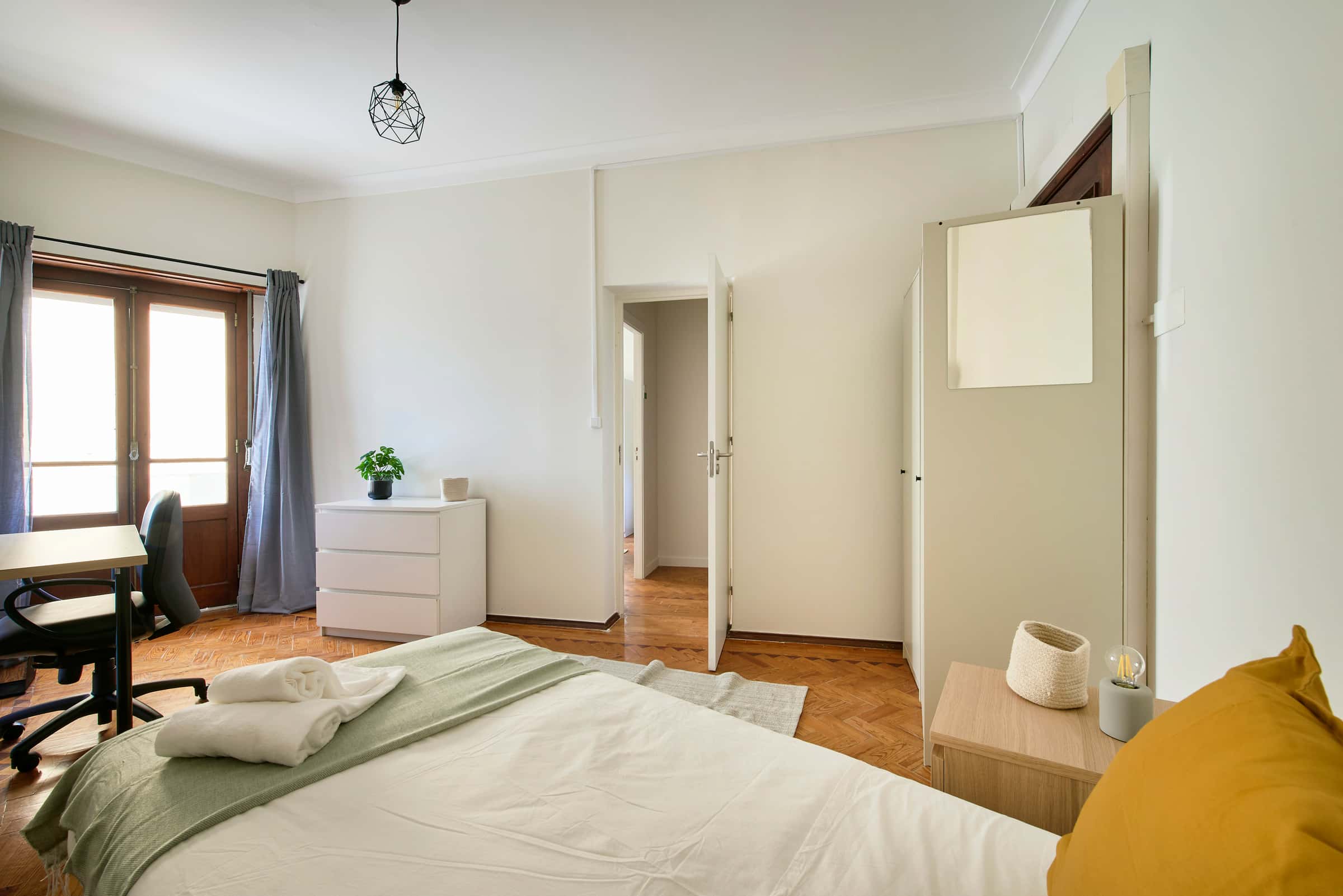 Bedroom in a 8-bedroom apartment in R. Diogo Couto, Lisbon - Room 7