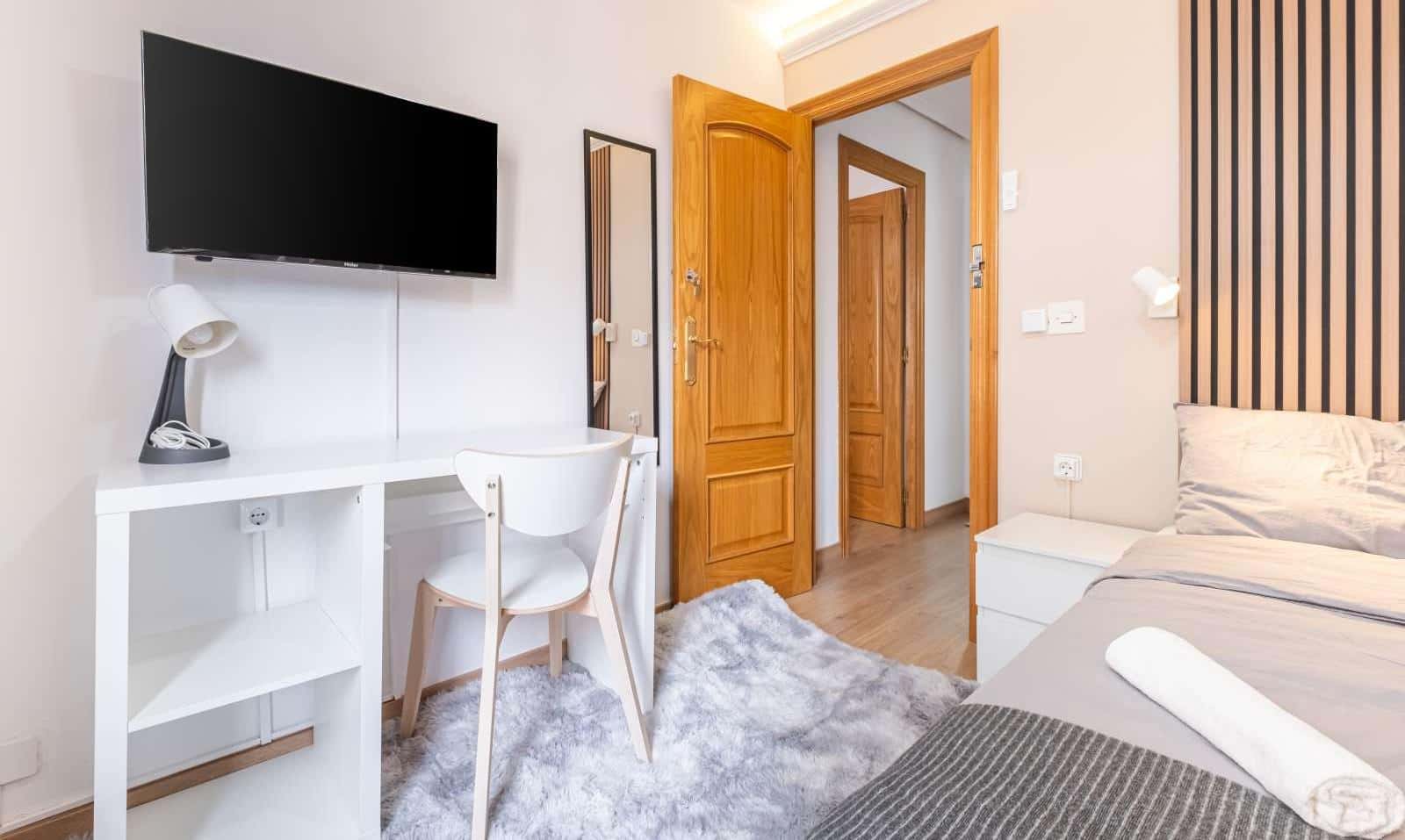 Double bed in Room in a shared 5-bedroom apartment for rent in Alicante, furnished