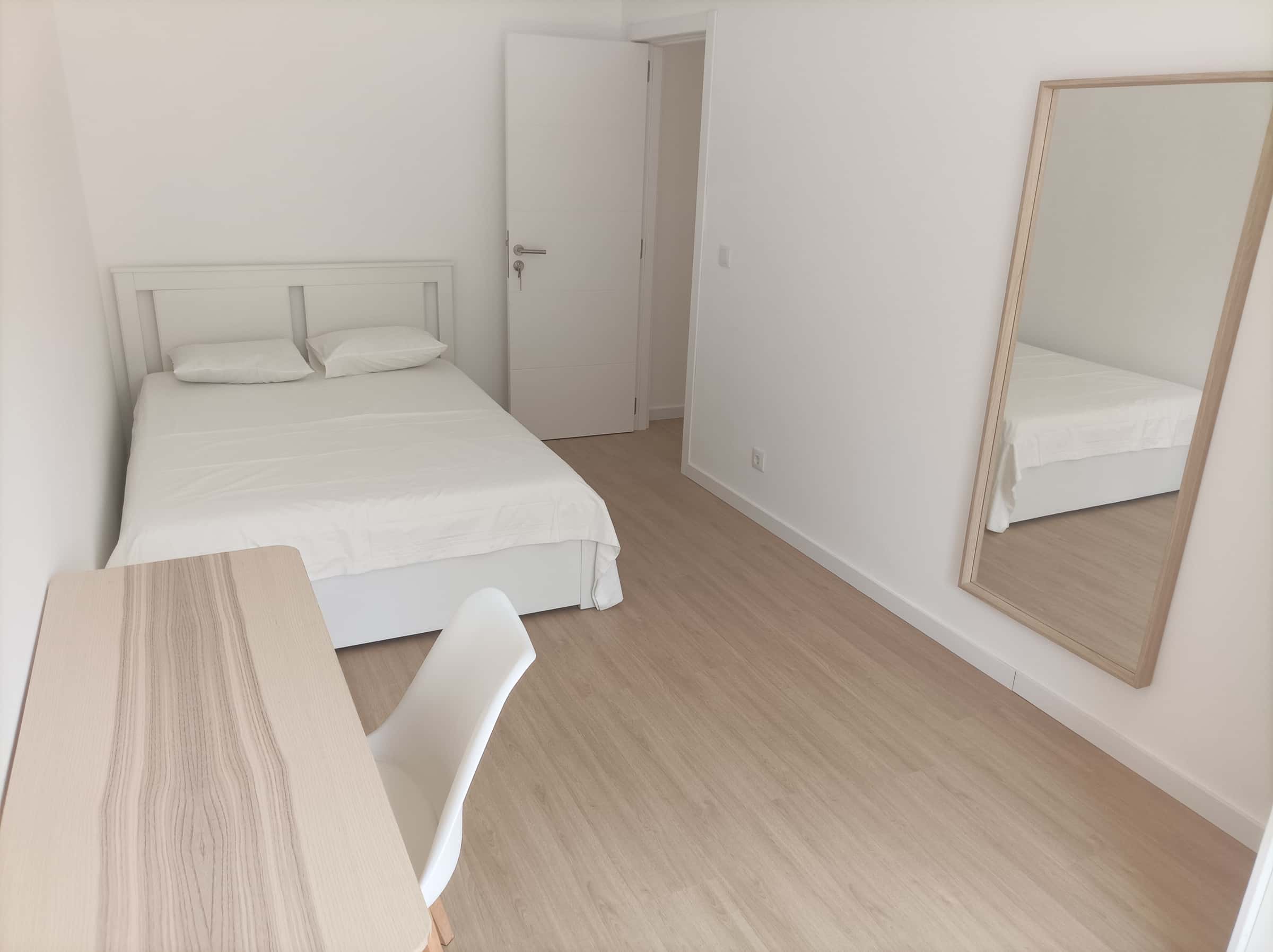 Bedroom in a 6-bedroom apartment in Arroios, Lisbon - Room 3