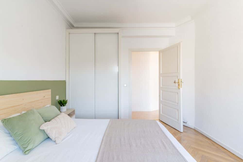Hermosa habitación doble con aire acondicionado en Av. América.