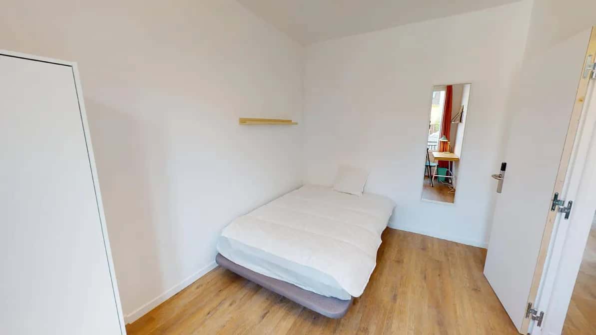 Stanza in Rue Pierre Poli, Issy-les-Moulineaux di 188 m² con 11 camere