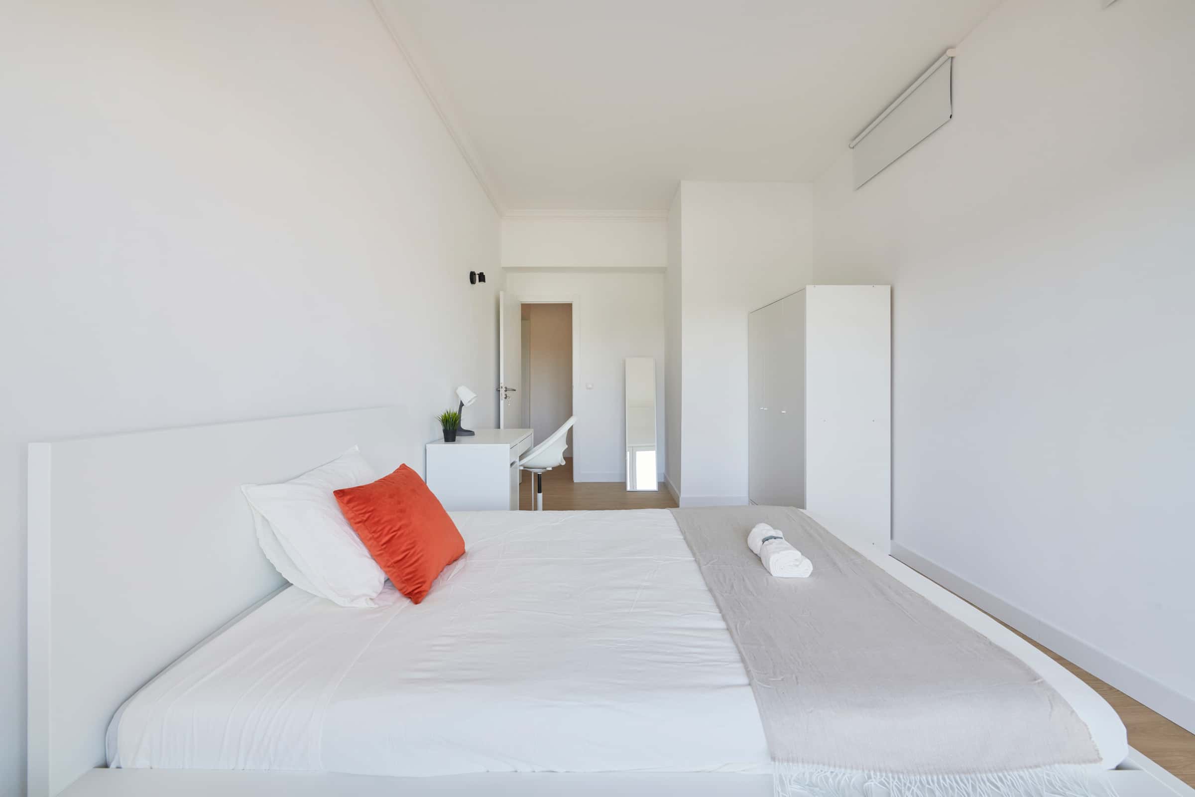 Bedroom with balcony in a 7-Bedroom Apartment in Rua Actor António Silva, Lisbon - Room 3