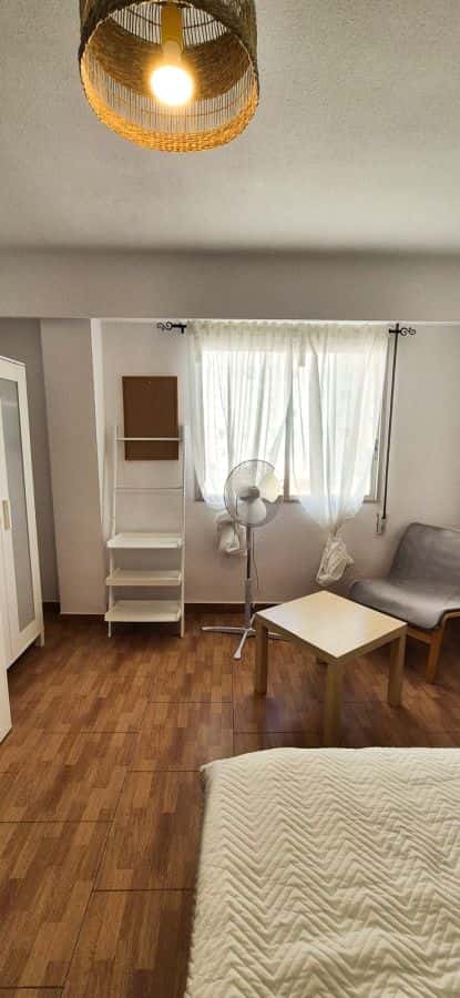 Habitación en piso de 4 habitaciones en El Pla Del Real