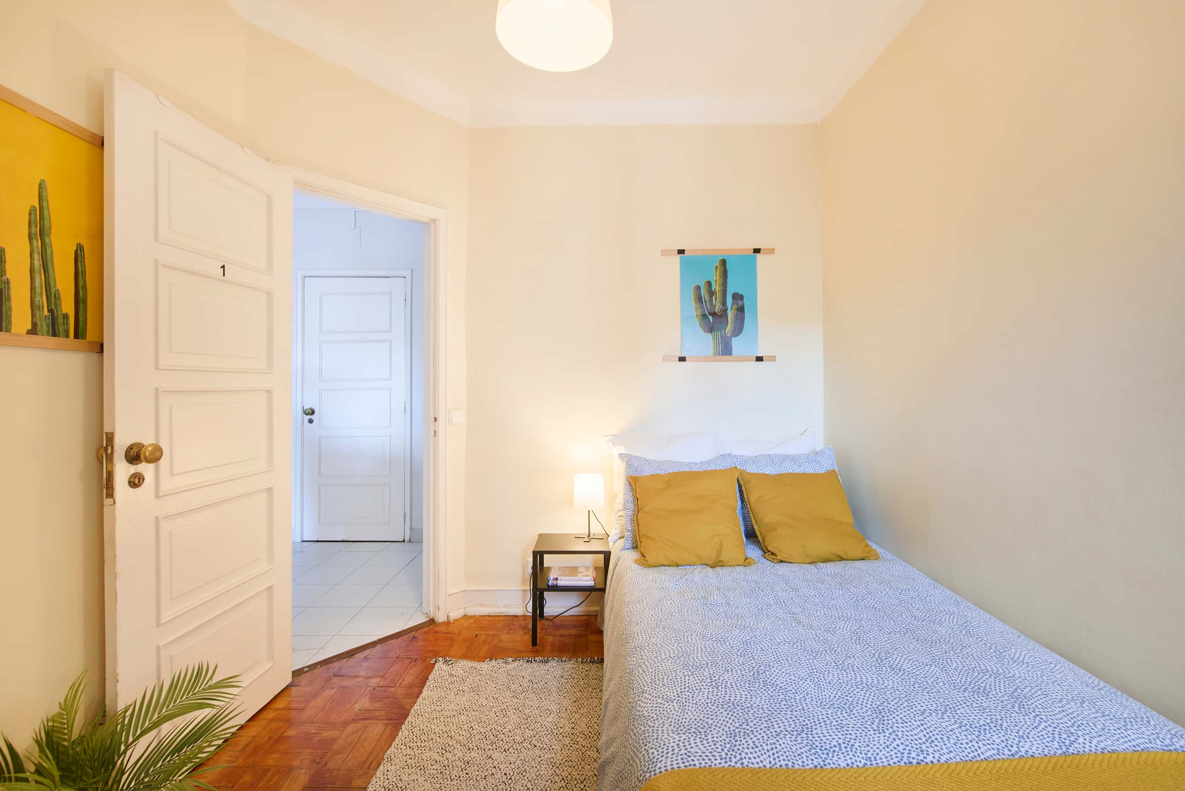 Bedroom with private bathroom in a 4-bedroom apartment in Lisbon - Room 1