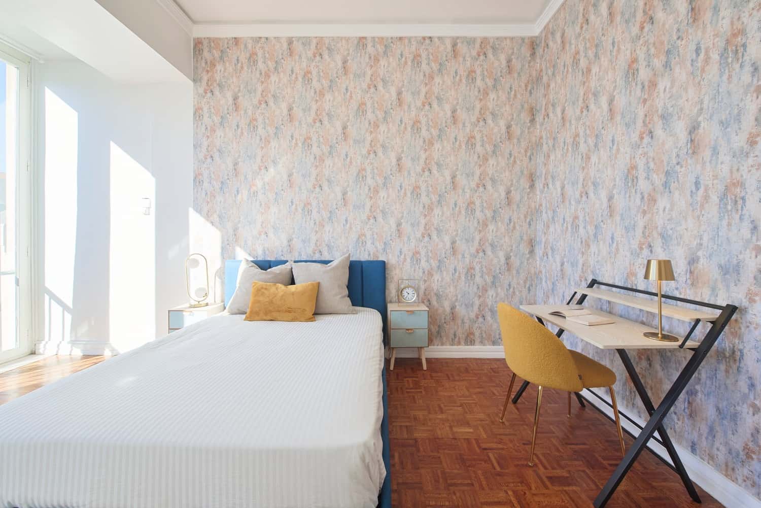 Room 2 - 52. Av. Defensores de Chaves 83