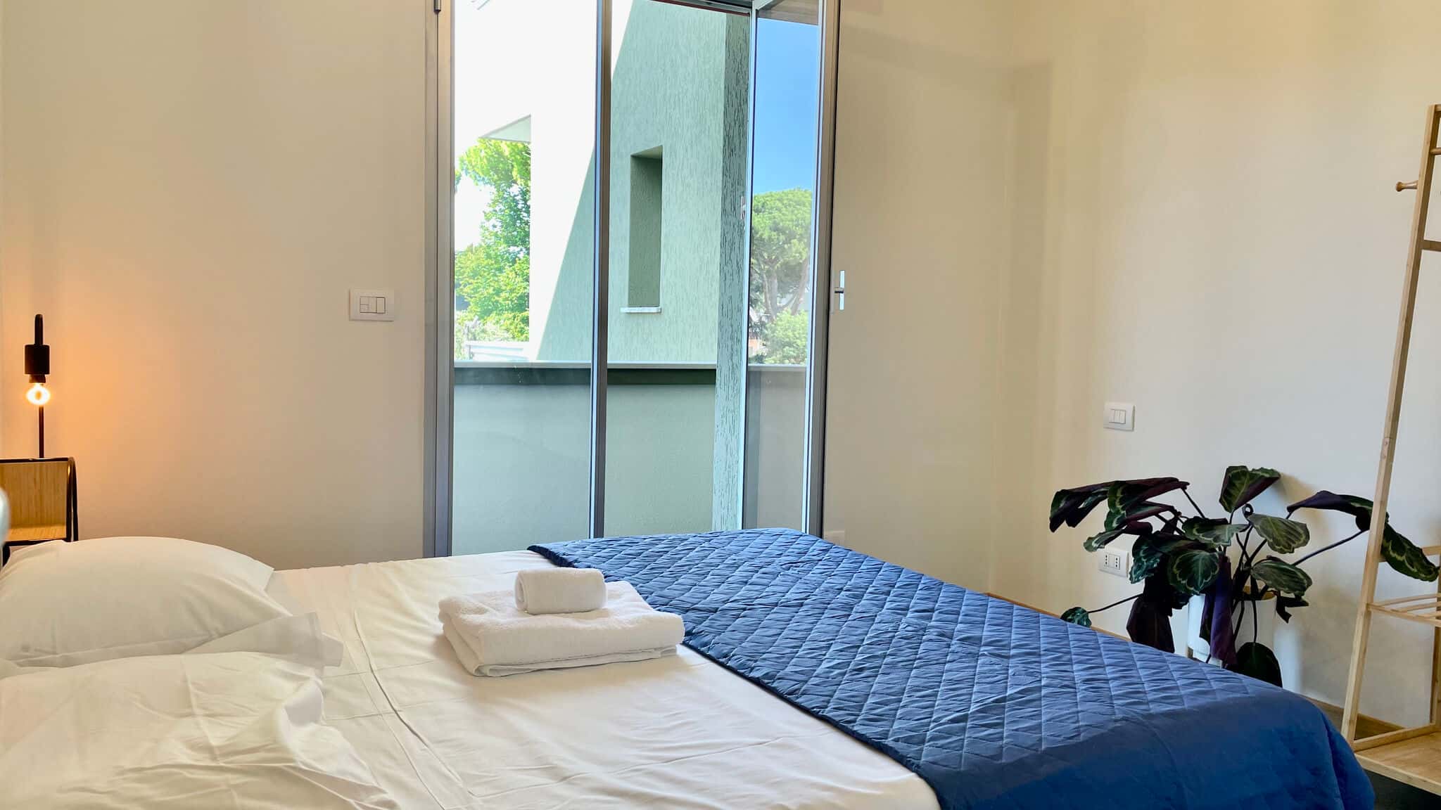 Bilocale con balcone e piscina a Riccione