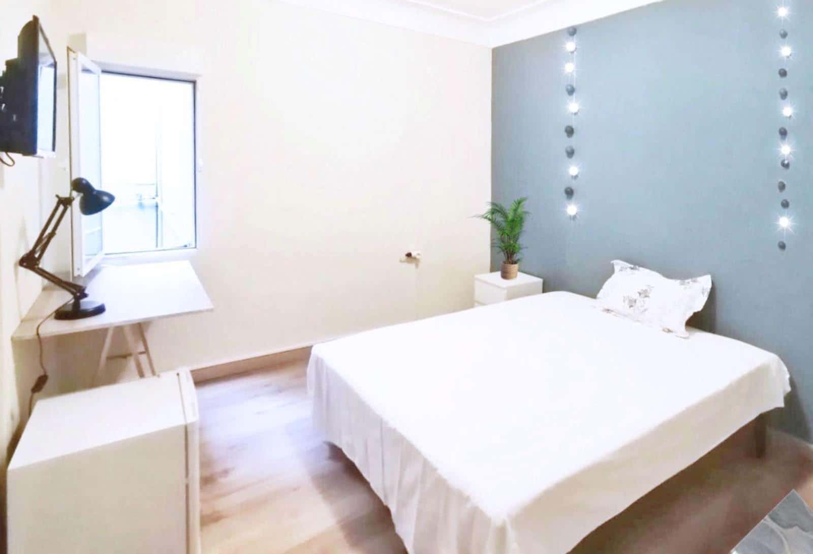 Double bed in Rooms for rent in 5-bedroom apartment in Alipark