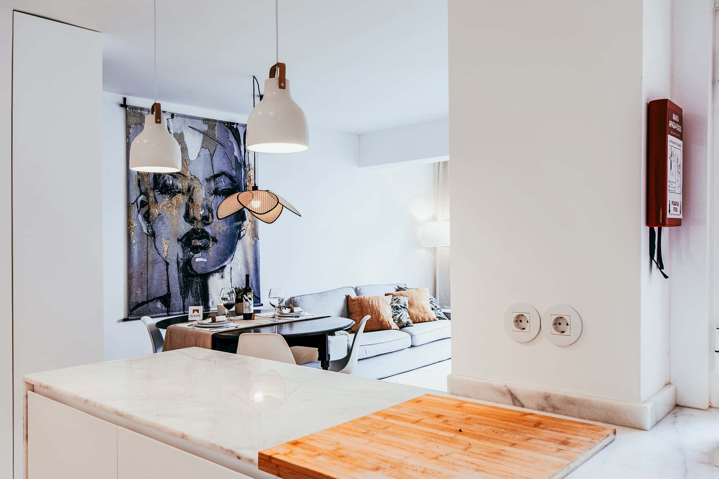 Modern & Charming Alges