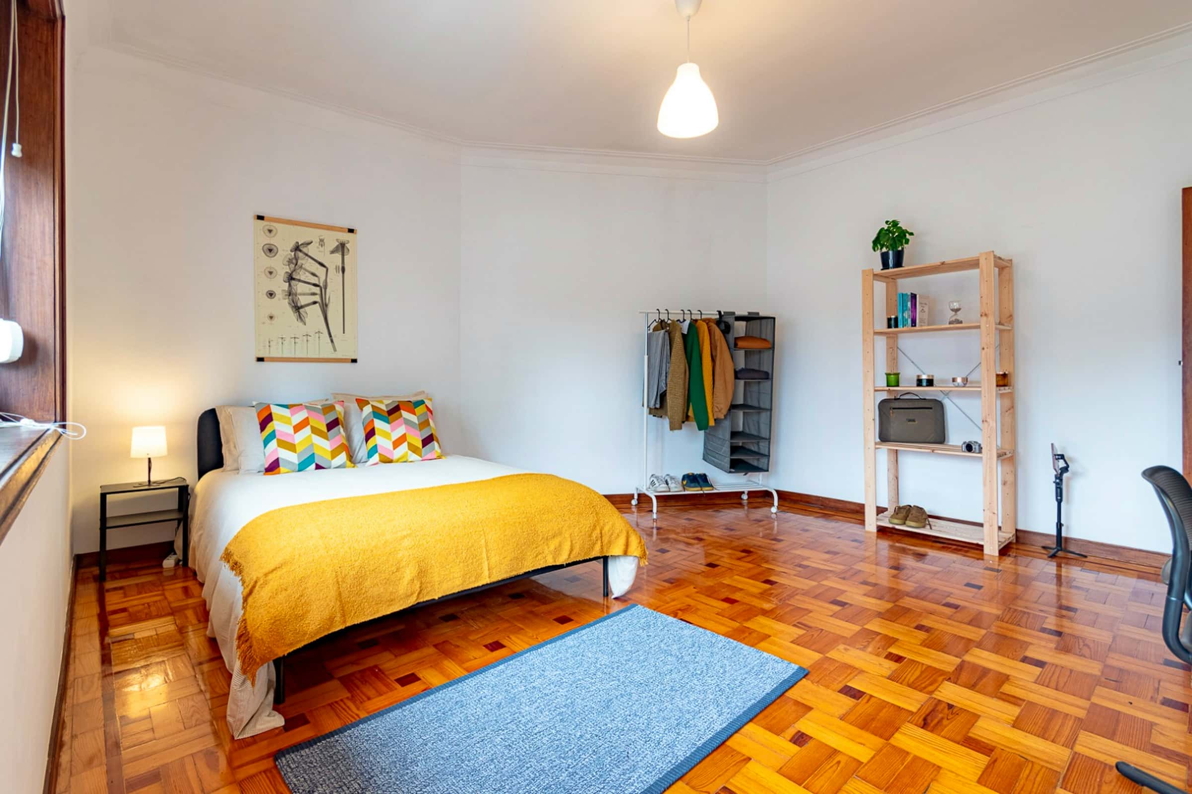 Room with balcony in a 4-bedroom apartment in Av. Fernão de Magalhães, Porto - Room 2
