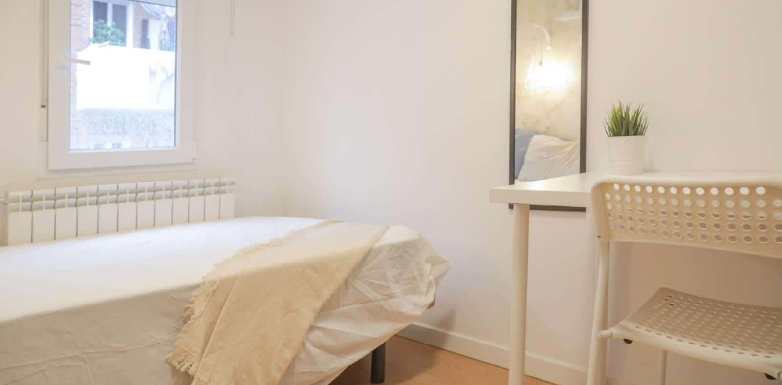 Double bed in Rooms for rent in 4-bedroom apartment in San Sebastián De Los Reyes