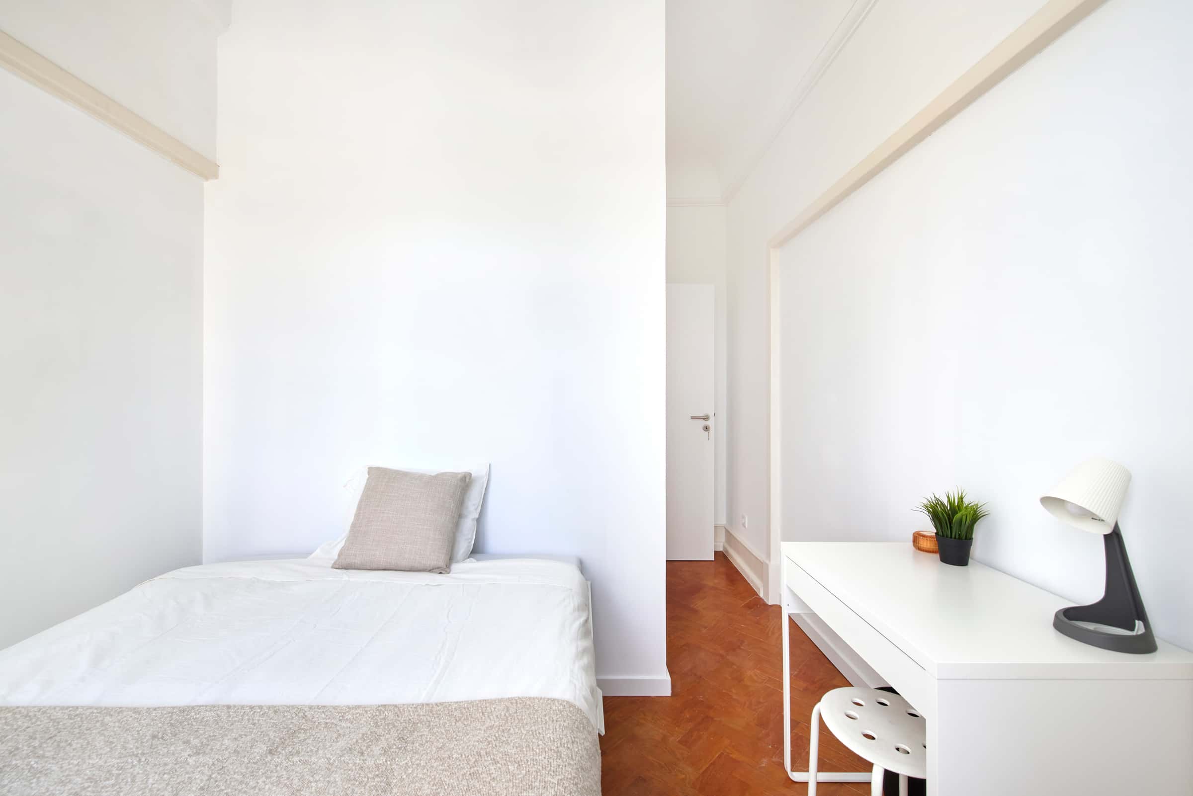 Bedroom in a 7-Bedroom Apartment in Rua Joaquim António de Aguiar, Lisbon - Room 2