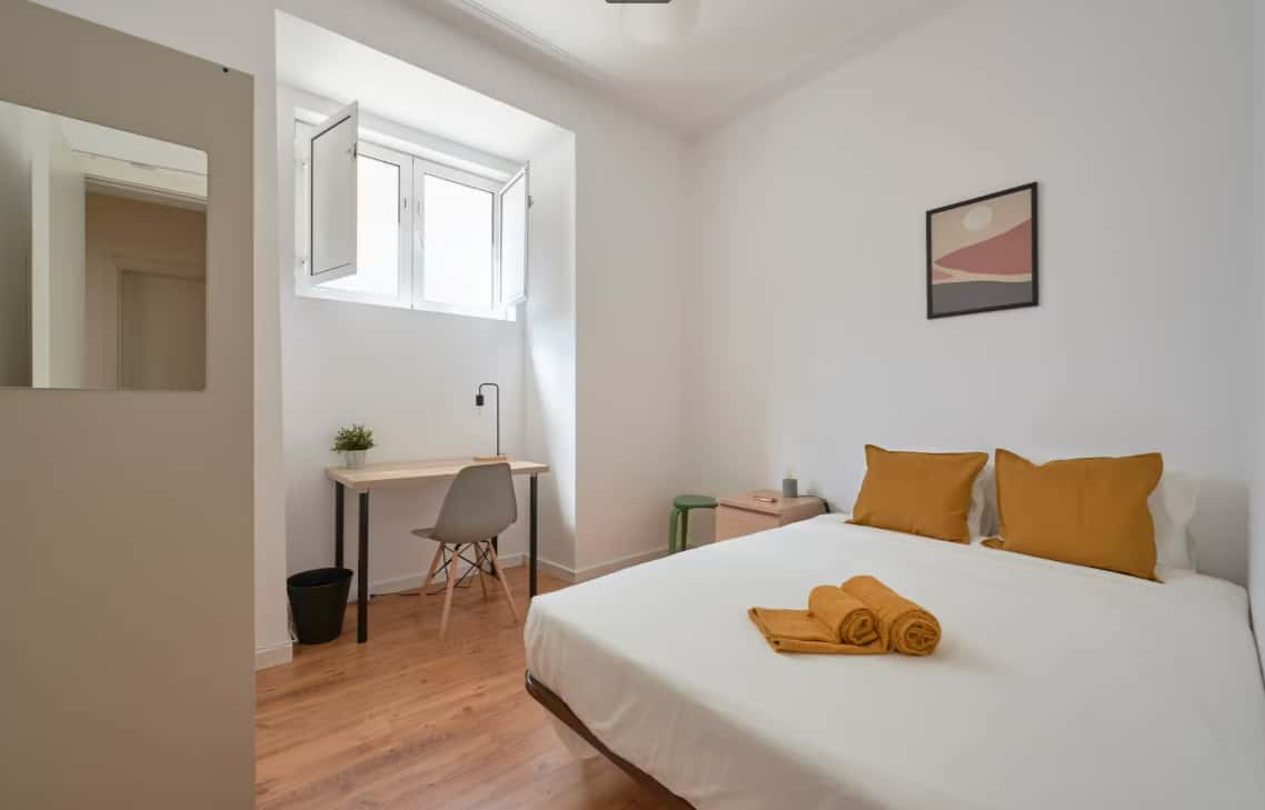 Bedroom in a 5-bedroom apartment in R. David Lopes, Lisbon - Room 2