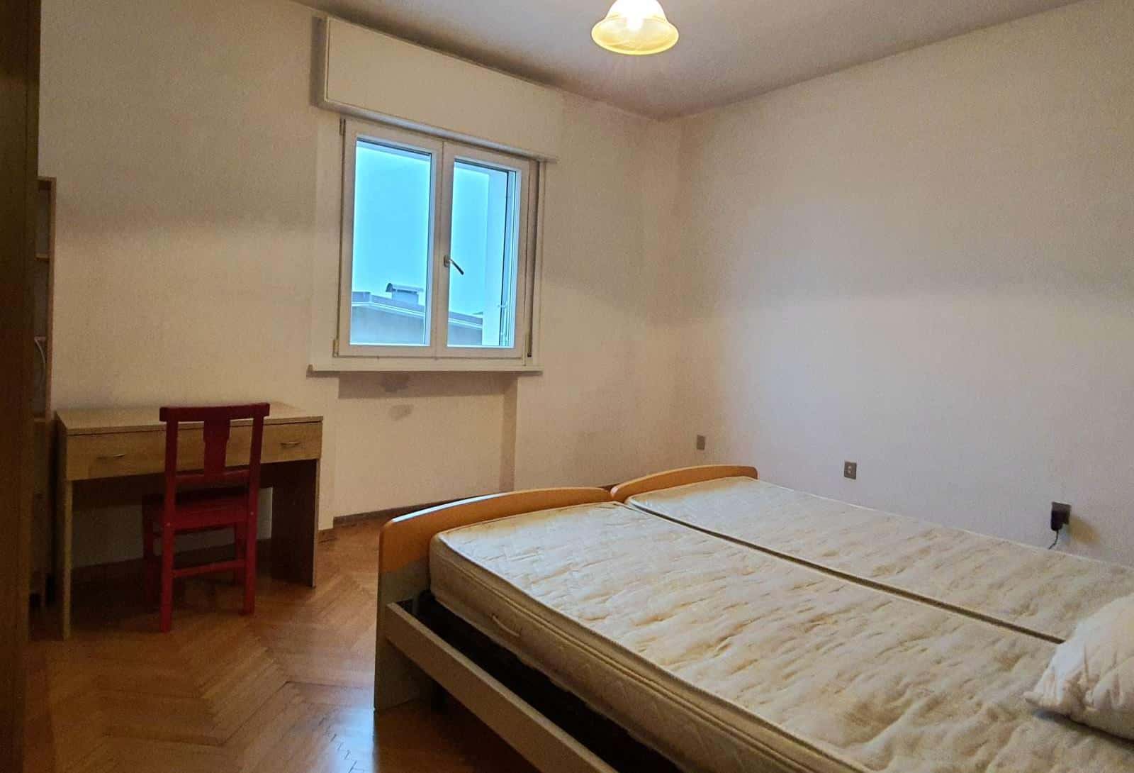 A26/S2 - stanza con due letti uniti in appartamento con terrazza panoramica, vicino alla BUC e al Centro Storico, a Trento