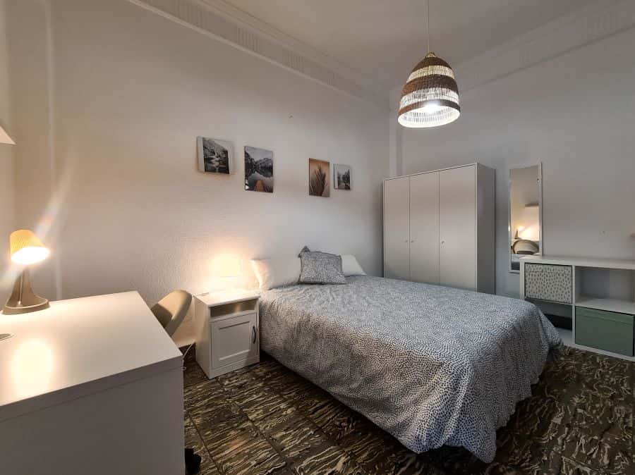 Habitación en piso de 5 habitaciones en Eixample