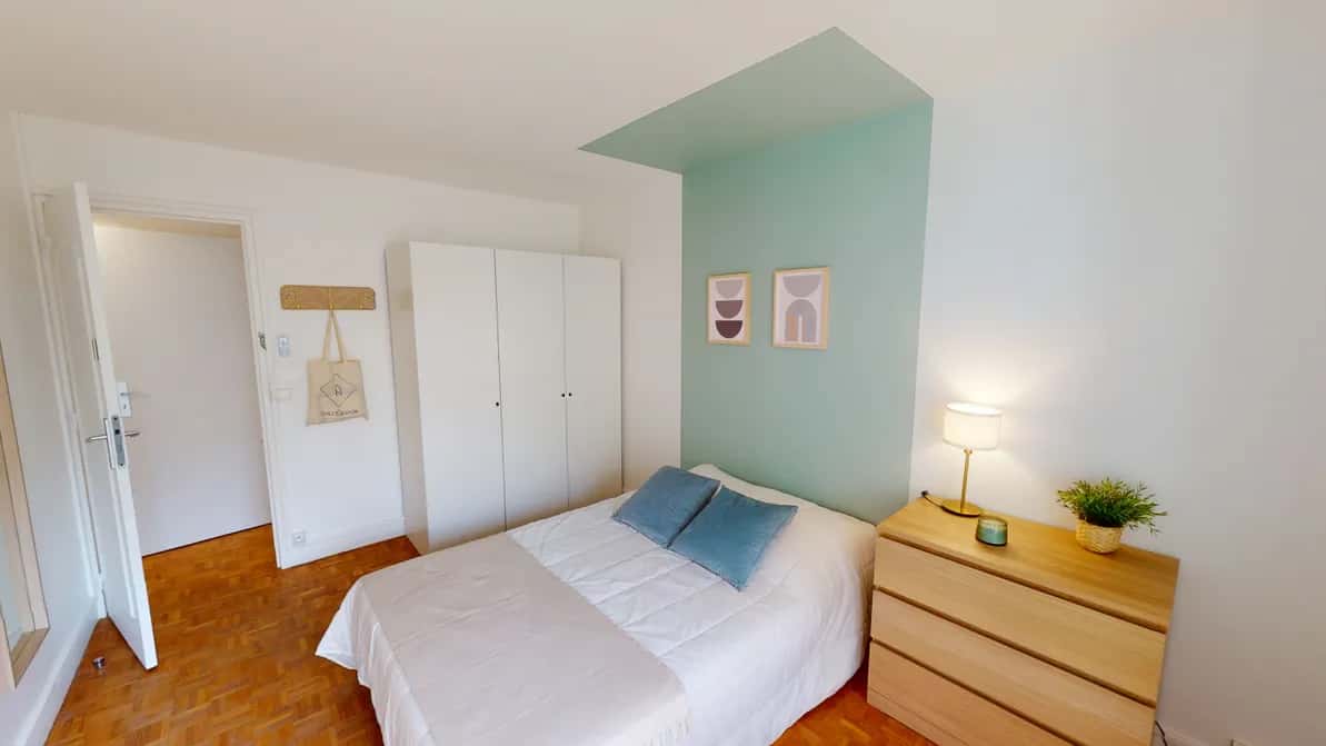 Chambre dans Rue Claude Decaen, Paris pour 101 m² avec 5 chambres