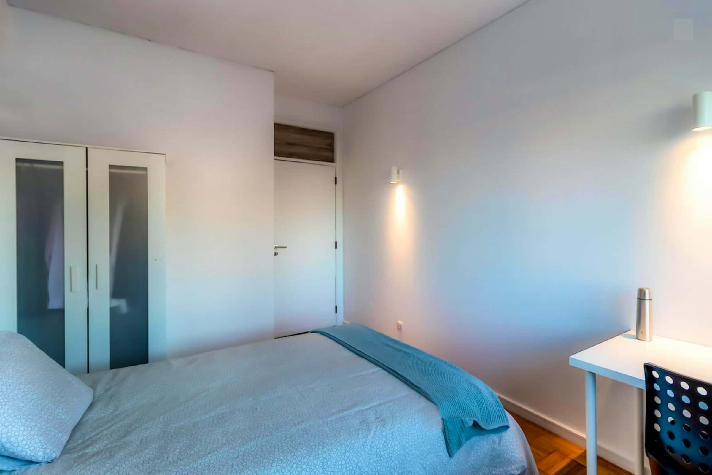 Room in a 7-bedroom apartment in Rua 5 de Outubro, Porto - Room 5