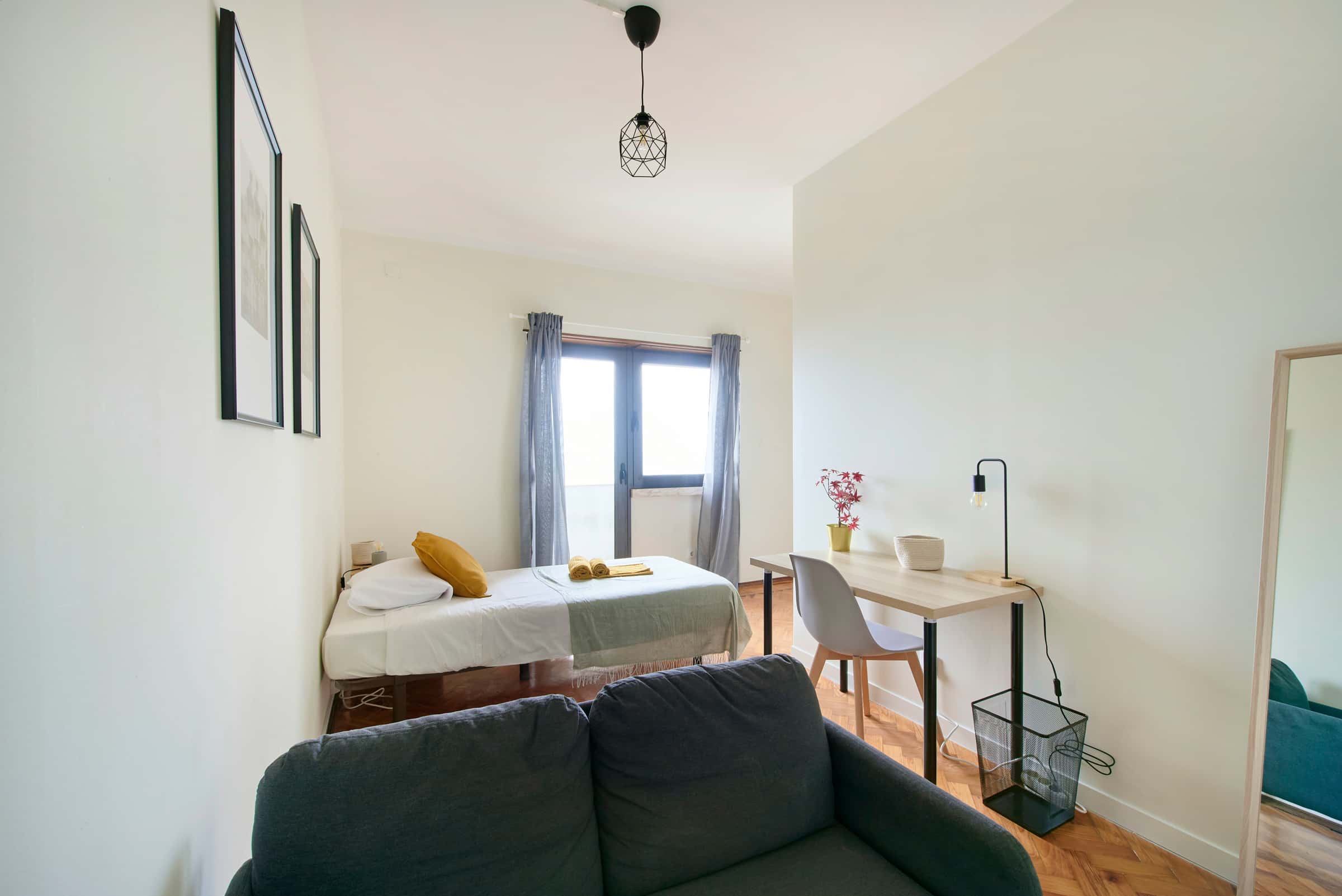 Bedroom in a 8-bedroom apartment in R. Diogo Couto, Lisbon - Room 8