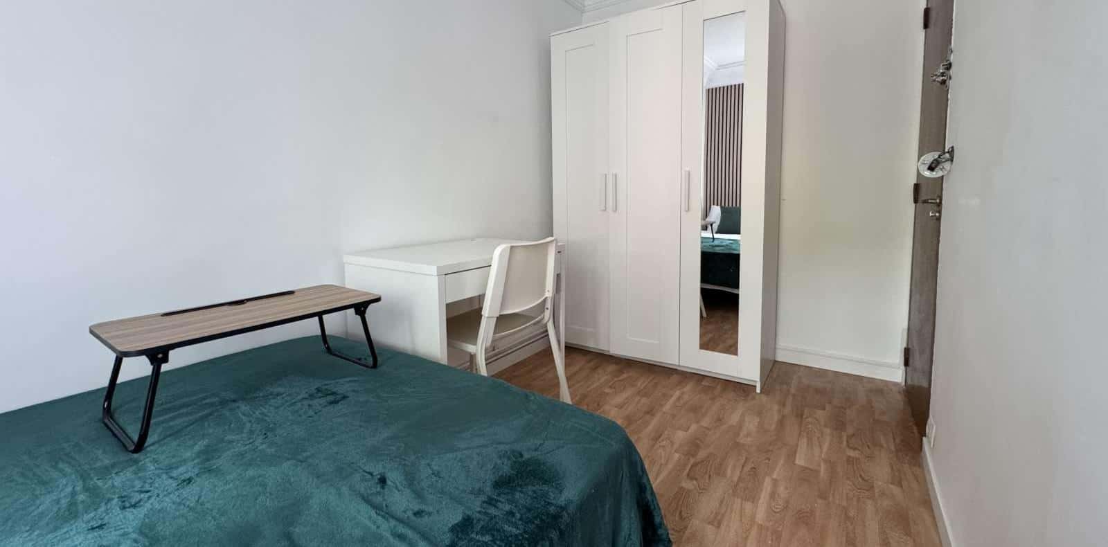 Double bed in 4-Bedroom Shared Apartment in Madrid