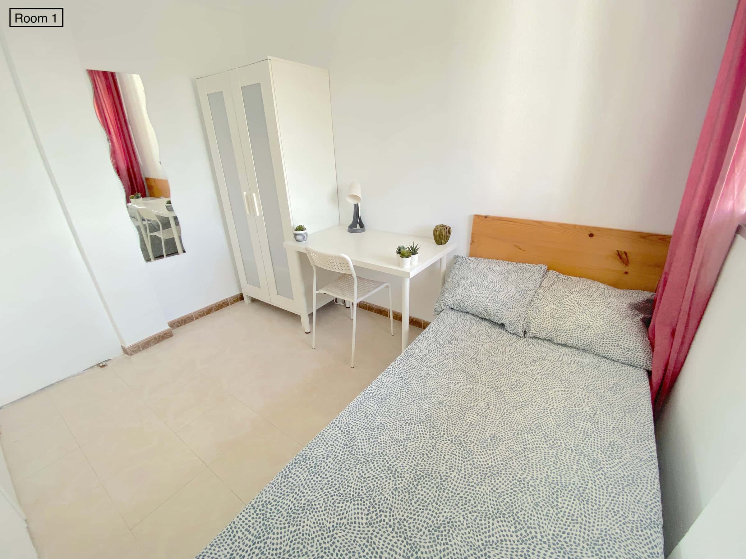 Sunny room near center with WIFI and TV for students