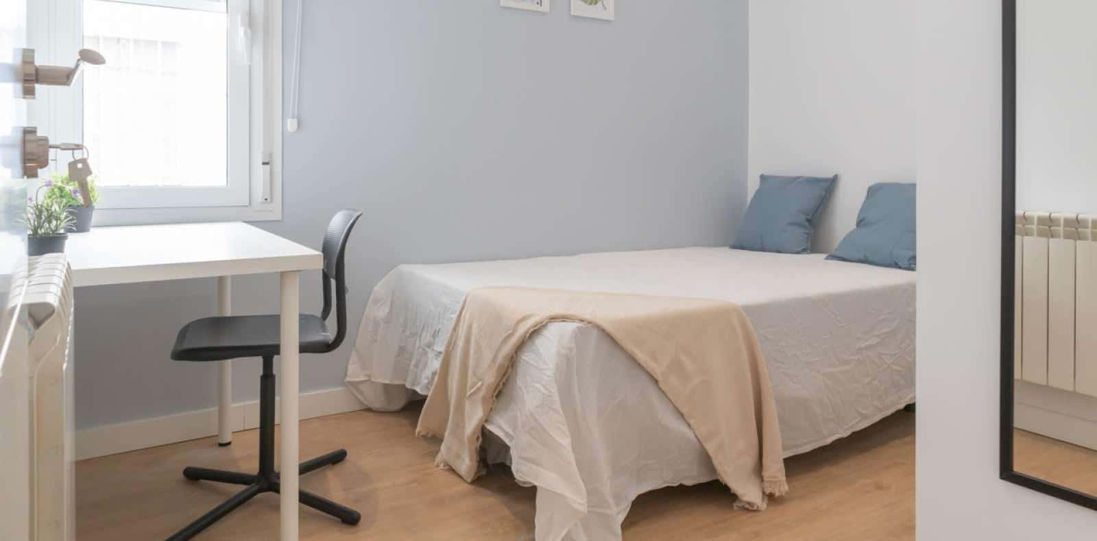 Double bed in Rooms for rent in 4-bedroom apartment in Arganzuela