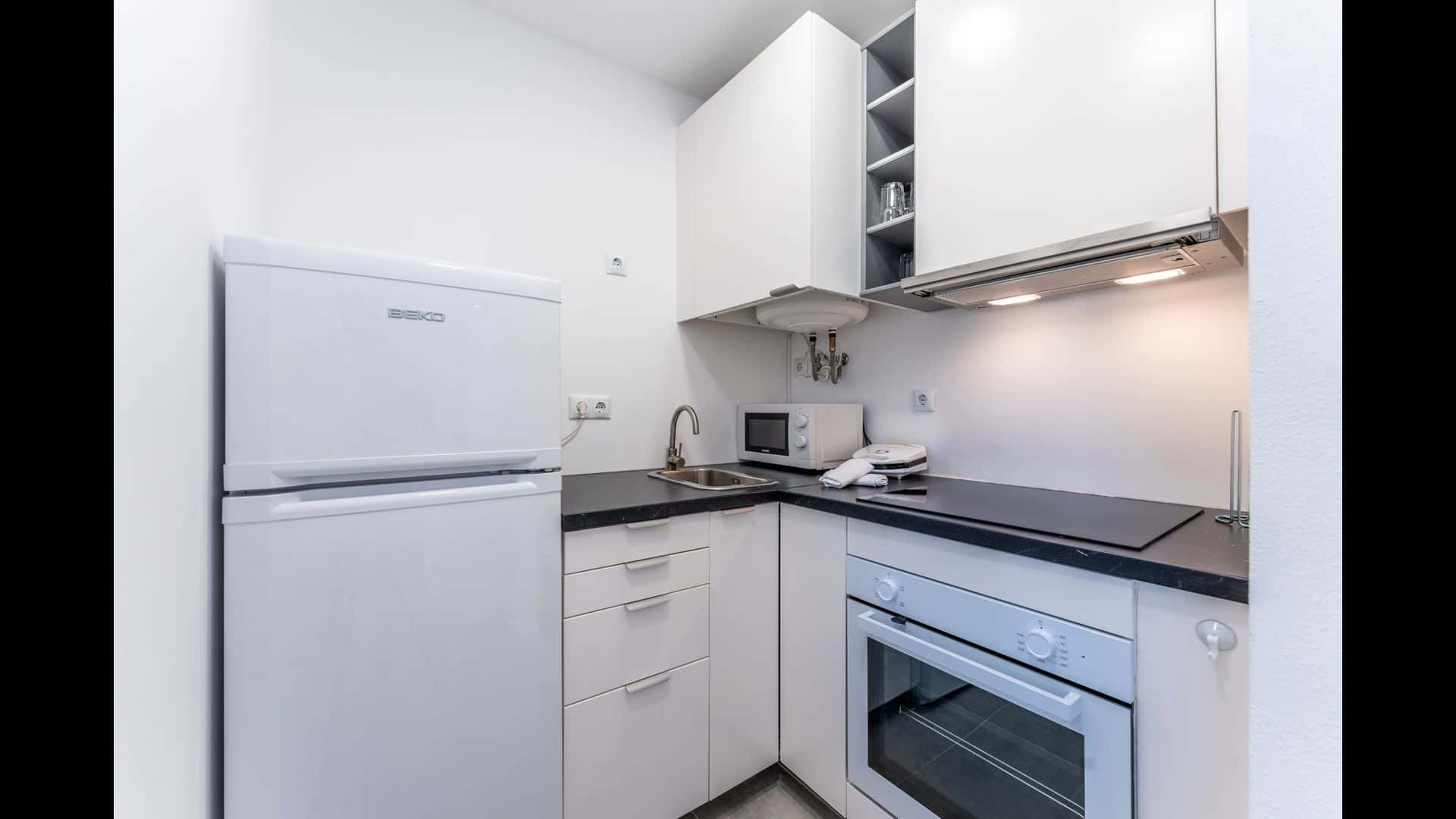 Modern 2 BDR Flat W/Balcony and Pool