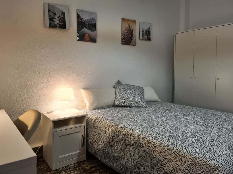 Habitación en piso de 5 habitaciones en Eixample