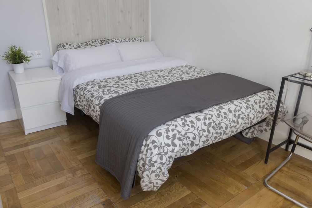 Habitación amplia en Plaza de Santa Ana