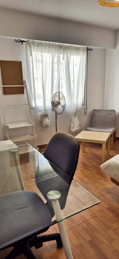 Habitación en piso de 4 habitaciones en El Pla Del Real
