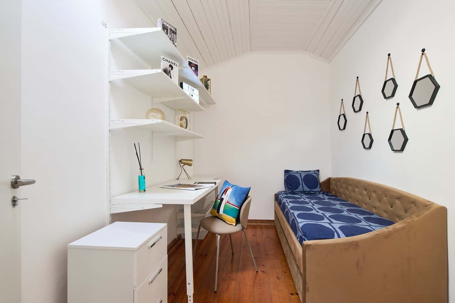 Room 6 - 207. R.António Aleixo 39 3D