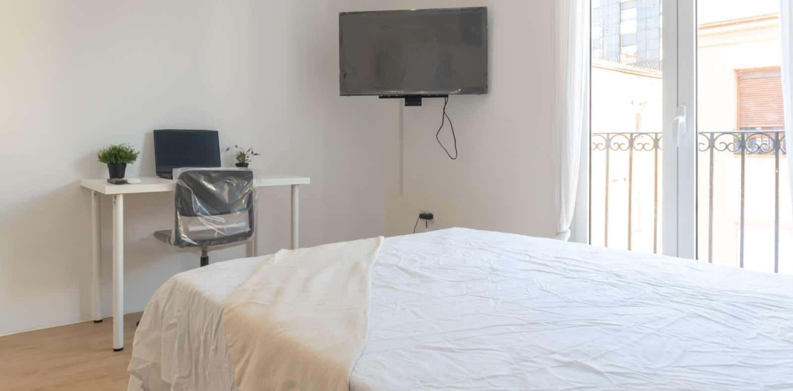 Double bed in Rooms for rent in 4-bedroom apartment in Arganzuela