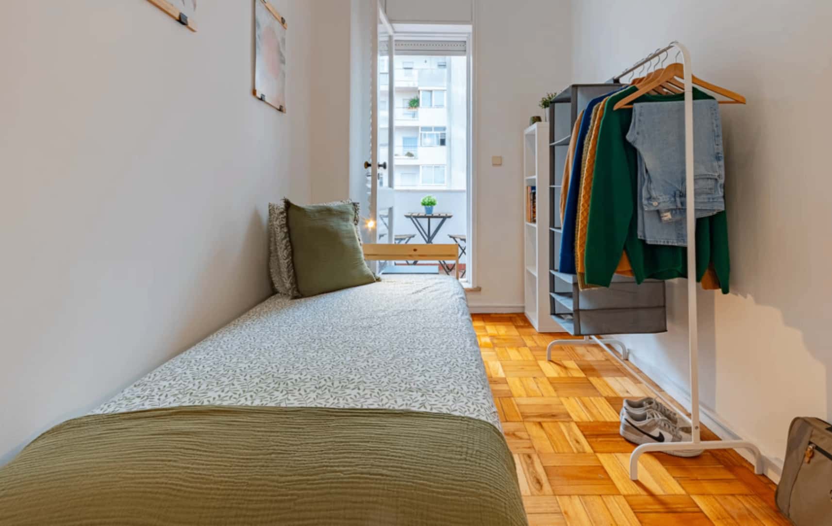 Ensuite in a 4-bedroom apartment in Rua das Artes Gráficas, Porto - Room 1