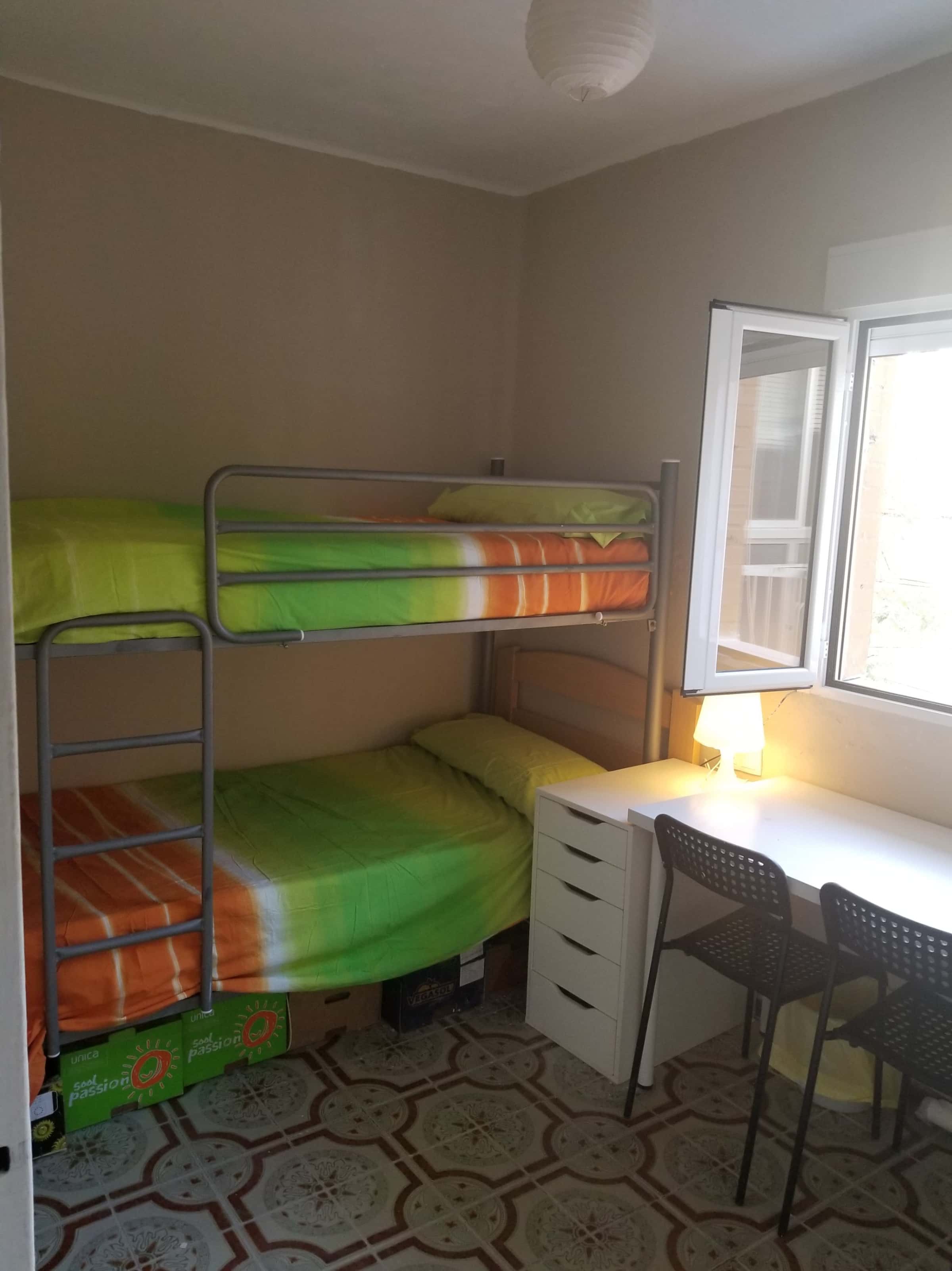 Chambre dans Calle Navío Argos, Sevilla pour 53 m² avec 3 chambres