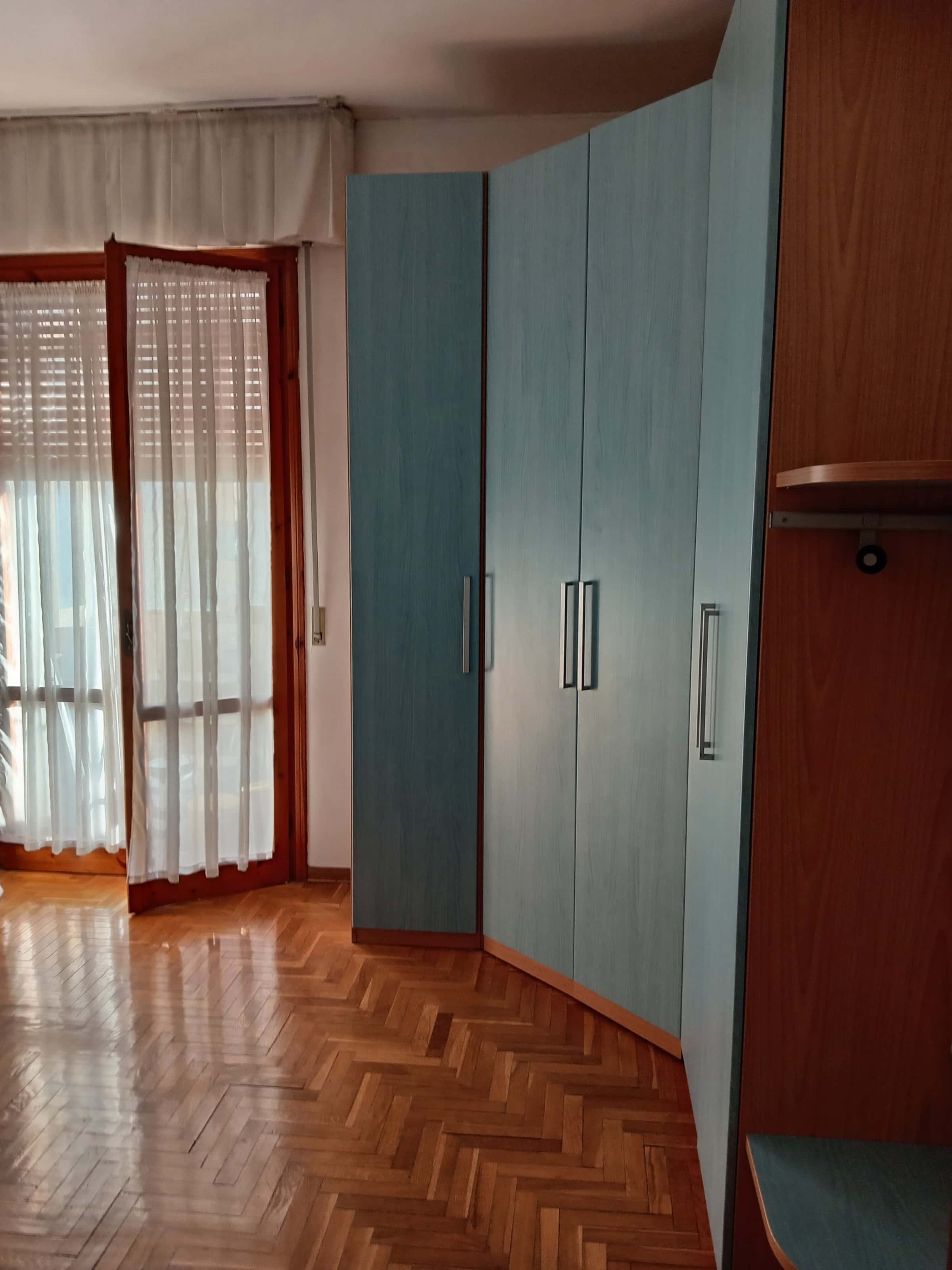 Chambre dans Via Umberto Boccioni, Firenze pour 125 m² avec 4 chambres