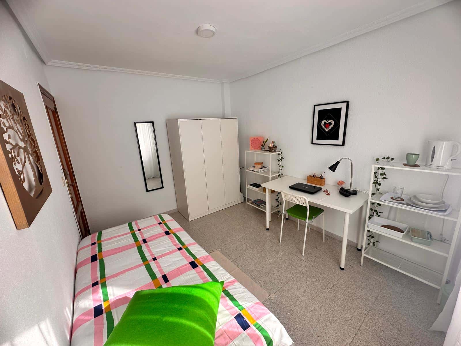 Room in Carrer Garbinet, Alacant