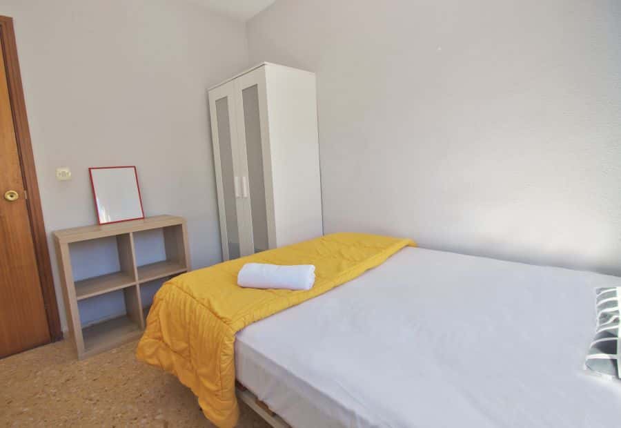 Habitación en piso de 4 habitaciones en El Pla Del Real