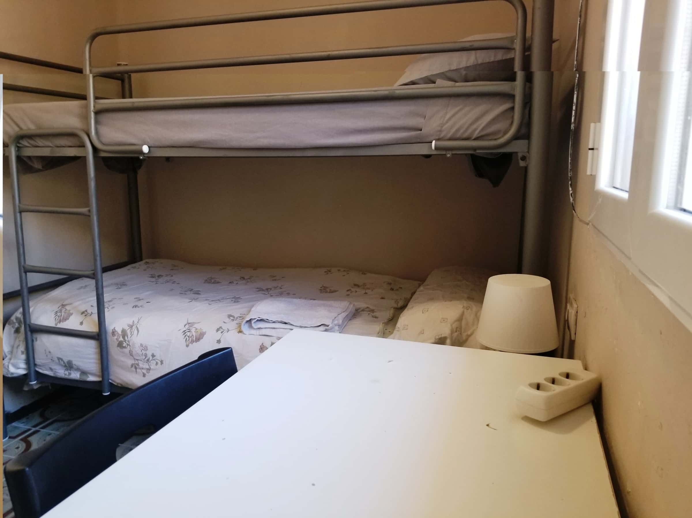 Chambre dans Calle Navío Argos, Sevilla pour 53 m² avec 3 chambres