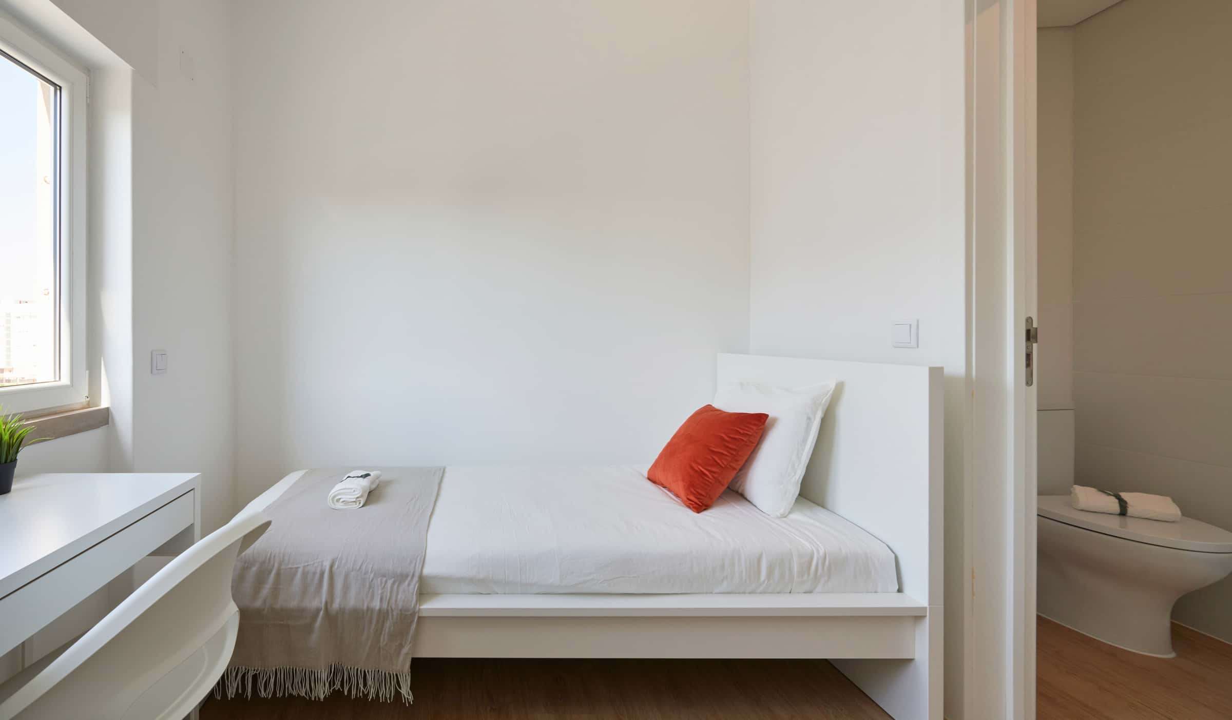 Bedroom with private bathroom in a 7-Bedroom Apartment in Rua Actor António Silva, Lisbon - Room 1